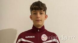 Segna una tripletta e decide il big match: 9 vittorie su 9 per la prima della classe