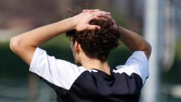  «È finito il calcio!»: pugno al figlio ma solo tre giornate di squalifica, l'allenatore si dimette