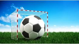 La traversa è troppo bassa, il portiere la supera con le mani: e l'arbitro manda tutti a casa