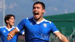 Quasi tutta la partita con un uomo in meno, doppia rimonta ma beffa nel recupero con la tripletta del bomber avversario