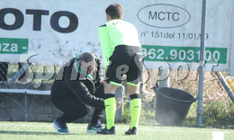 Clamoroso! Arbitro morso ad un testicolo in campo: il surreale rinvio della importante sfida nella patria del calcio