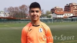 Prima para il rigore e poi serve l'assist per il compagno: &egrave; show del portiere