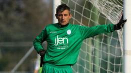 A quasi 55 anni gioca titolare e domina il campionato: un portiere leggendario nella squadra dei record