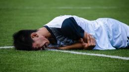 Lo insultano, lo pestano in 15 e come se non bastasse lo inseguono in macchina dopo la partita