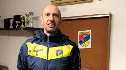 Porta la squadra da ultimissima ai playout, ma viene esonerato a una gara dalla fine