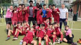 Segna il gol più bello della stagione e fa impazzire tutto il quartiere sotto gli occhi delle prof