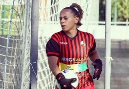 Giocatrice incinta allontanata dalla sua squadra: «Volevo solo fare la calciatrice»