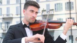 Fa un gol pazzesco nello stadio da 80.000 posti: il violinista ex calciatore corona il suo sogno