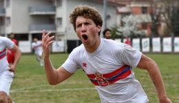 Tocca quattro categorie in un anno: ora il giovane bomber vola nel calcio dei grandi e decide il derby di mercato