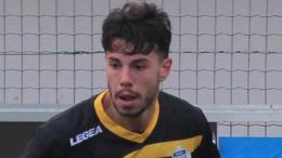 A soli 27 anni è costretto a dire addio al calcio, ora allenerà con il Campione del Mondo