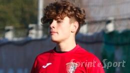 È l'unico 2007 a giocare titolare in prima squadra e lo fa a testa altissima