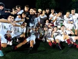 Tocco alla Ibrahimovic e firma del difensore goleador: i biancogranata alzano la coppa