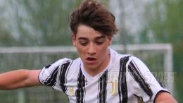 L'ex Juventus è da applausi: a 17 anni debutta tra i grandi a testa alta contro la big del girone