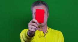 Arbitro rivolge insulti razziali a un giovane calciatore e tenta di entrare nello spogliatoio per aggredirlo