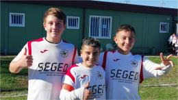 Il centravanti la ribalta nel secondo tempo con una tripletta e firma i primi tre punti