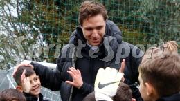 Federico Chiesa si allena coi bambini nel nome del nuovo FC 24 di EA Sports e nel ricordo di Gianluca Vialli