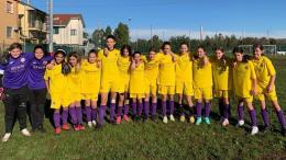 Non volevano dividersi e hanno scelto tutte insieme di giocare con i maschi