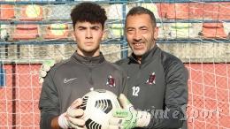 Una storia unica: alla prima da titolare coi più grandi ha suo papà come compagno di squadra