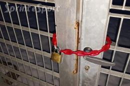 Centro sportivo chiuso con i lucchetti per il campo innevato, il Comune sospende la concessione