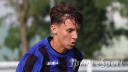 8 reti, due doppiette e un gol da 40 metri: la partita perfetta dei nerazzurri vale il primo posto