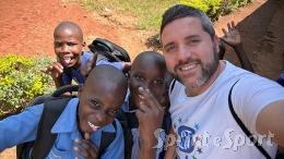 Da 20 anni gira il mondo insieme all'Inter con una sola missione: aiutare i bambini pi&ugrave; bisognosi