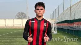 Il bomber rossonero colpisce ancora: un gol da rapace all'ultimo minuto affonda la big del girone