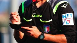 Espulso lancia la bandierina e colpisce l'arbitro: partita sospesa