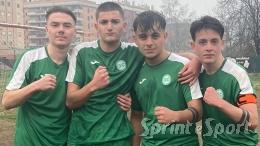 Una folle impresa mantiene vivo il sogno: vincono a tempo scaduto nonostante l’uomo in meno