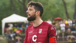 È un difensore, ma segna una punizione leggendaria: il capitano è l'uomo della provvidenza