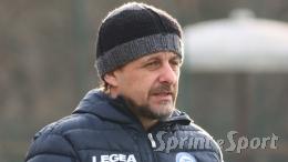 Dopo l'addio del ds, si dimette anche l'allenatore: la squadra in lotta per salvarsi cambia tutto