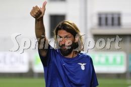 La polemica: tre bambine in campo per la Roma del grande ex, che sfrutta il regolamento e supera la Lazio nella corsa scudetto