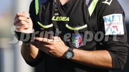 Il calciatore espulso colpisce l'arbitro con il pallone, scatta la squalifica pluriennale