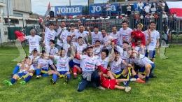 Il cielo si tinge di biancorosso: un rigore e una magica punizione valgono la promozione in prima