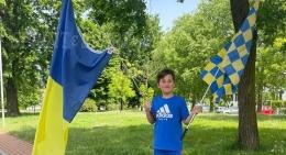 Ha otto anni, è un super tifoso e segue la prima squadra del suo paese in ogni partita, trasferte comprese!