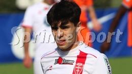 Il prodigio firma il suo primo contratto da Prof e promette scintille