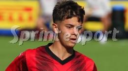 Il talento rossonero del futuro firma il suo primo contratto da Prof