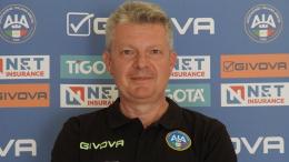 Interviene in una rapina e blocca il ladro, il grande coraggio dell'arbitro