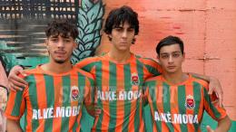 La tripletta del bomber decide la partita: gli arancioverdi la chiudono nel finale e si portano in vetta