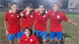 Prima sotto con un eurogol, poi la rimonta con un colpo di testa: biancazzurri in testa al girone