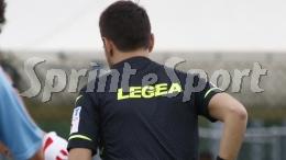 Pugno alle spalle e mani al collo all'arbitro, 45enne si becca 4 anni di squalifica