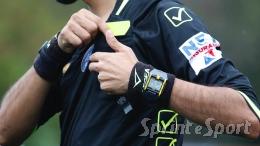 «Si abbassa i pantaloni e provoca a gesti gli avversari»: maxi squalifica per il vice-allenatore