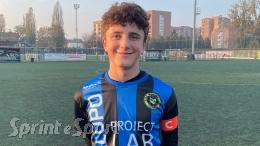 Dieci gol e una tripletta del difensore in cinque minuti portano la rivelazione da sola a punteggio pieno