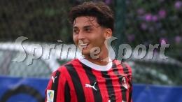 Il Milan ha già in casa un altro Camarda, fa un gol a partita e trascina la squadra al primo posto