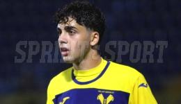 A soli 17 anni prende e va all'estero per provare a diventare un calciatore 