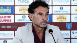 Silurato il direttore sportivo e di nuovo in bilico l'allenatore, la piazza di 55mila abitanti non trova pace