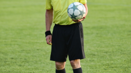 Un tifoso si sente male, l'arbitro interrompe la partita e gli salva la vita: «Era mio dovere»