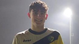 Avanti 2-0, rimontati e poi di nuovo davanti: il gol del bomber nel finale vale il primato