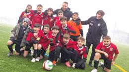 Campioni oltre i colori: le due squadre rivali del paese hanno vinto insieme lo stesso campionato