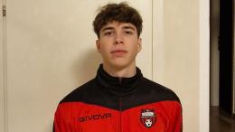 Un calcio di punizione incredibile e la doppietta del classe 2006: è tris rossonero