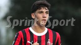 A 17 anni e 38 giorni debutta da titolare nel Milan coi più grandi, è un talento con già uno Scudetto vinto in carriera